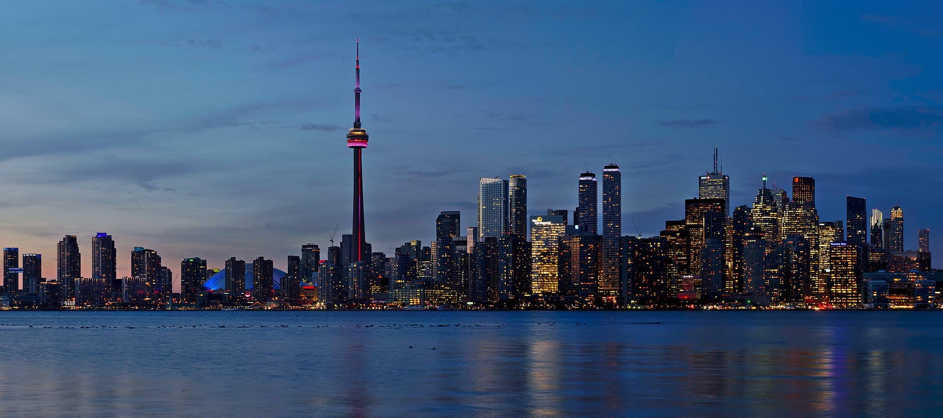 Панорама Торонто с CN Tower на закате