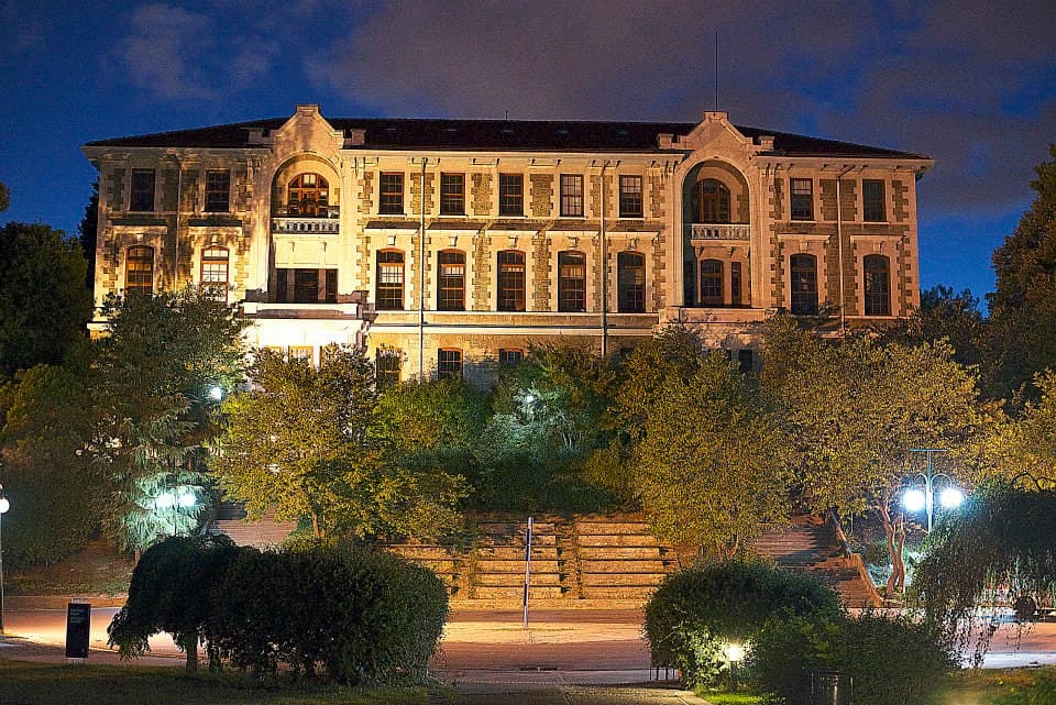 Кампус Boğaziçi University над Босфором