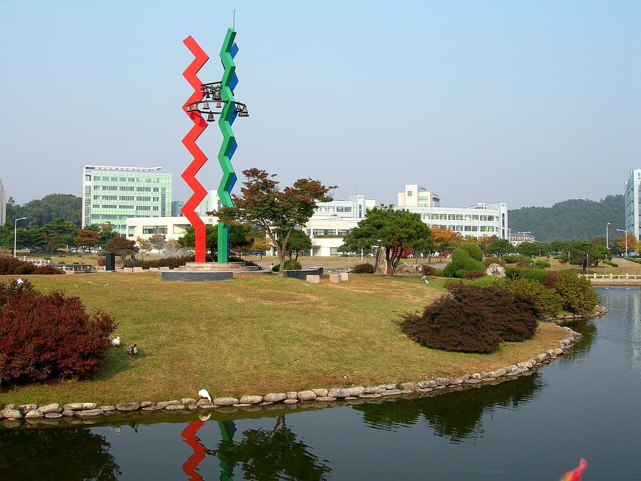 Кампус KAIST с символической скульптурой