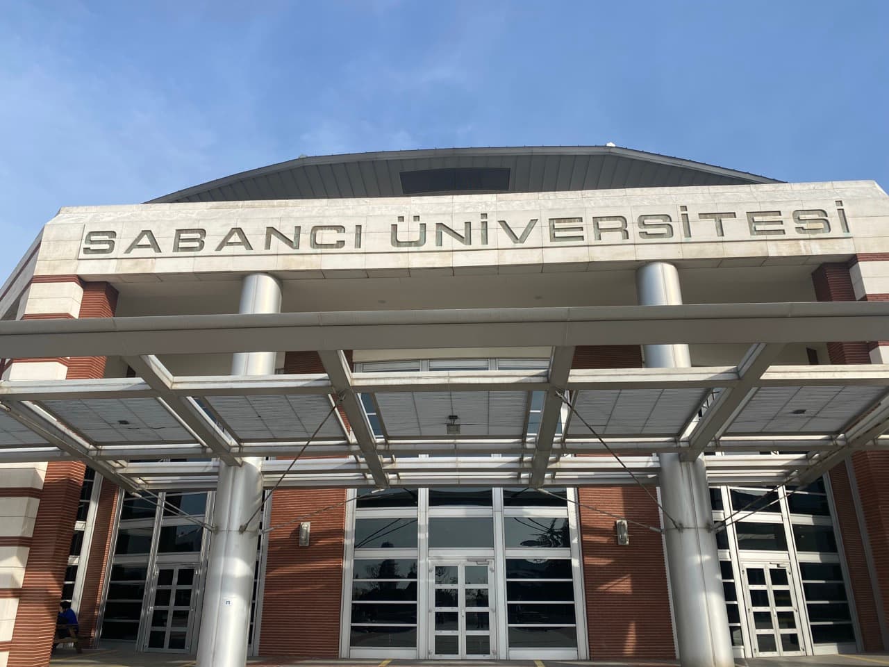 Вход в кампус Sabancı University