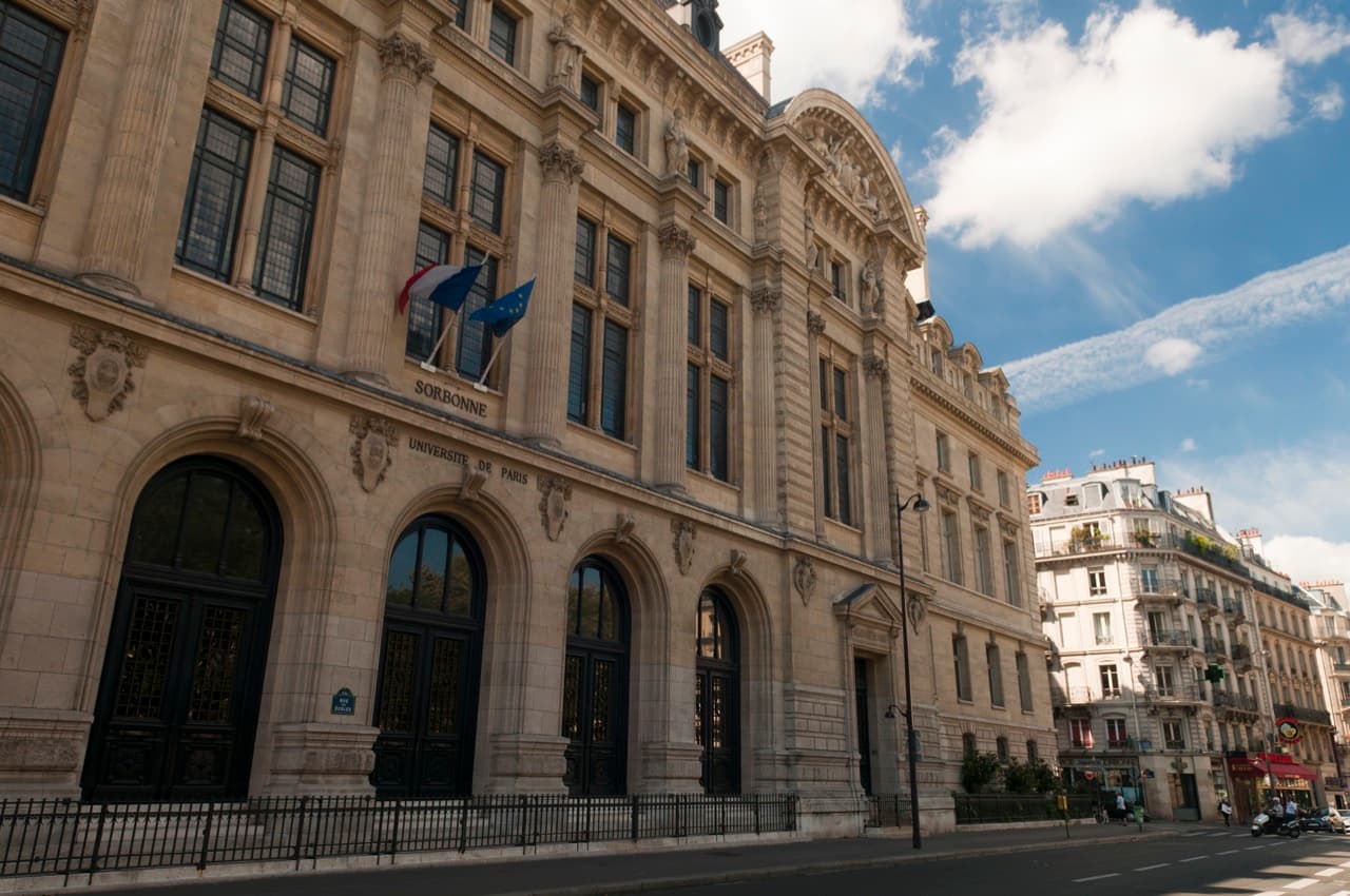 Историческое здание Sorbonne, Париж