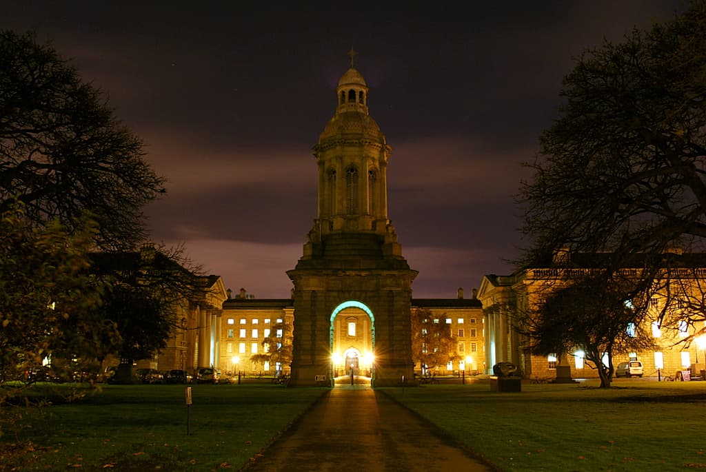 Кампанила Trinity College Dublin ночью
